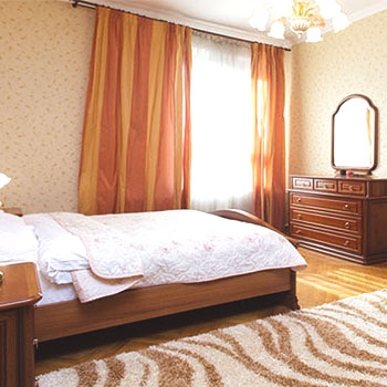 Пример косметического ремонта спальни 18 кв. м мастерами компании «Руки из плеч» в Москве